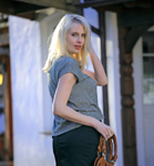 Elischeba im dunkelgrünen Outfit